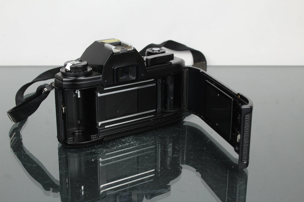 Nikon EM + Nikon 50mm 1:1.8 lens - Dutch|Thrift