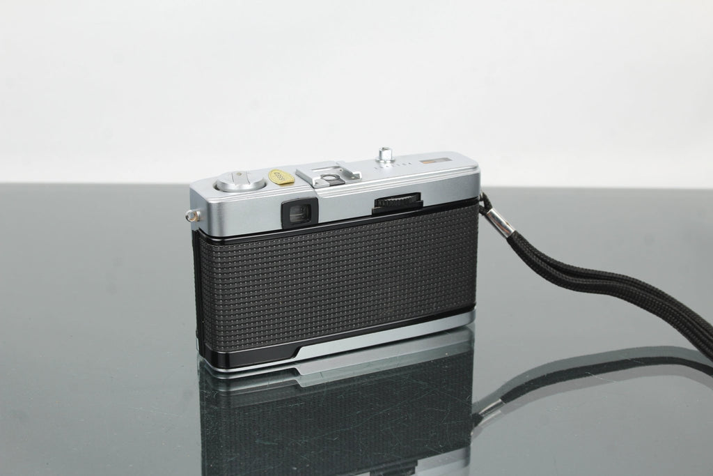 Olympus Trip 35 - Dutch|Thrift