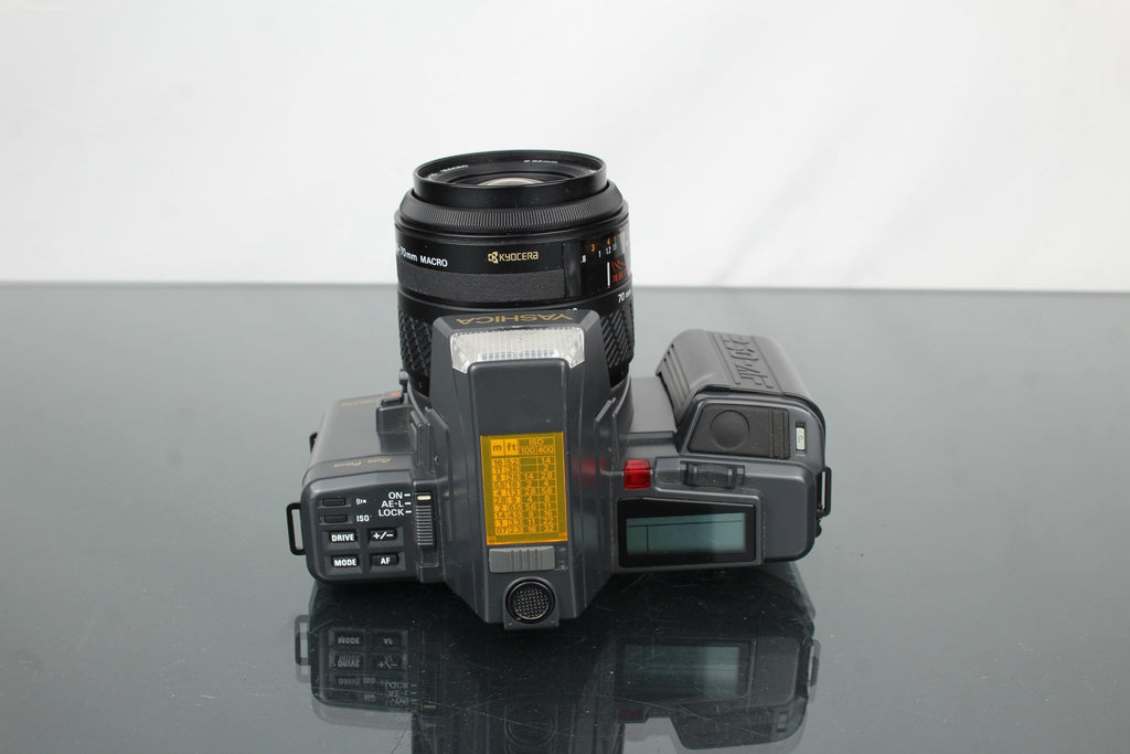 Yashica 230 - AF + Yashica AF 35 - 70mm 1:3.3 - 4.5 - Dutch|Thrift